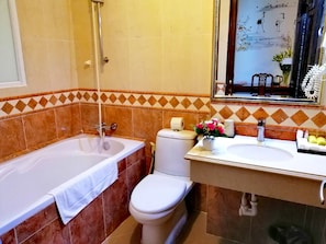 Articles de toilette gratuits, sèche-cheveux, chaussons, bidet