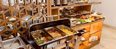 Se ofrece un desayuno bufé (100000 VND por persona)
