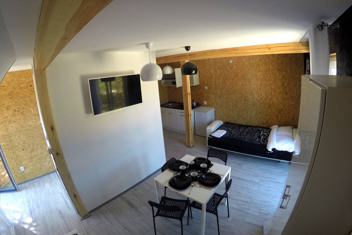 Habitación cuádruple, balcón (P23; two extra beds possible) | Área de sala de estar | Televisión LCD