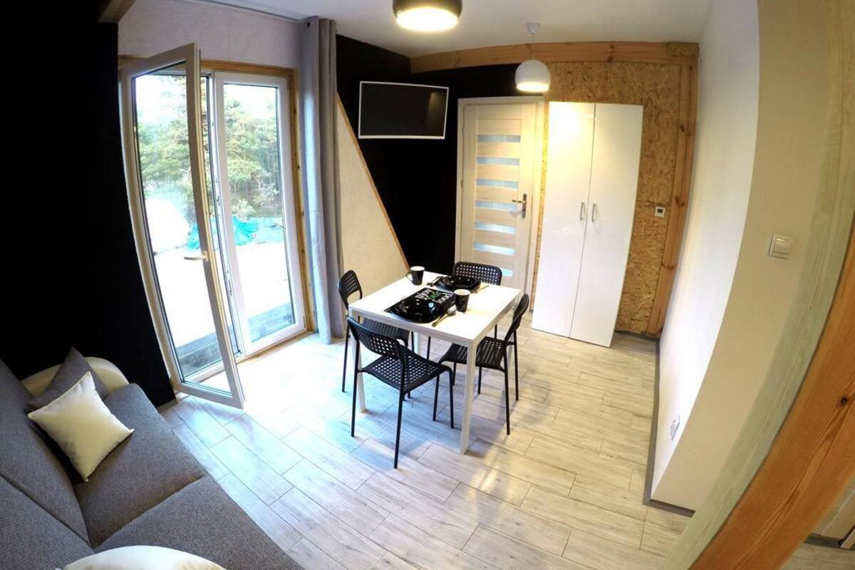 Habitación cuádruple (P13; two extra beds possible) | Área de sala de estar | Televisión LCD