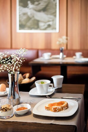 Frukostbuffé varje dag (EUR 21 per person)