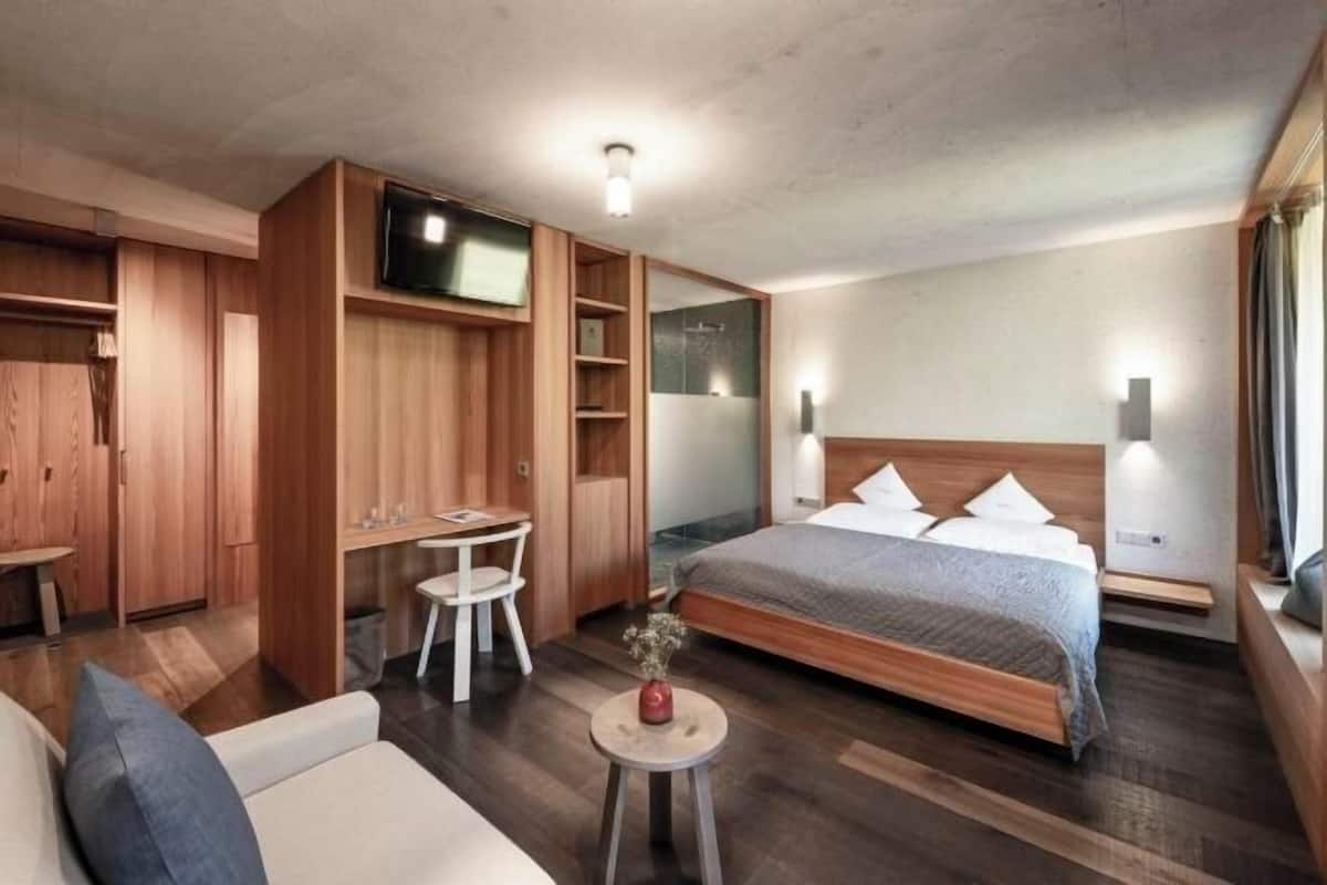 1 bedroom, hypo-allergenic bedding available, in-room safe, desk