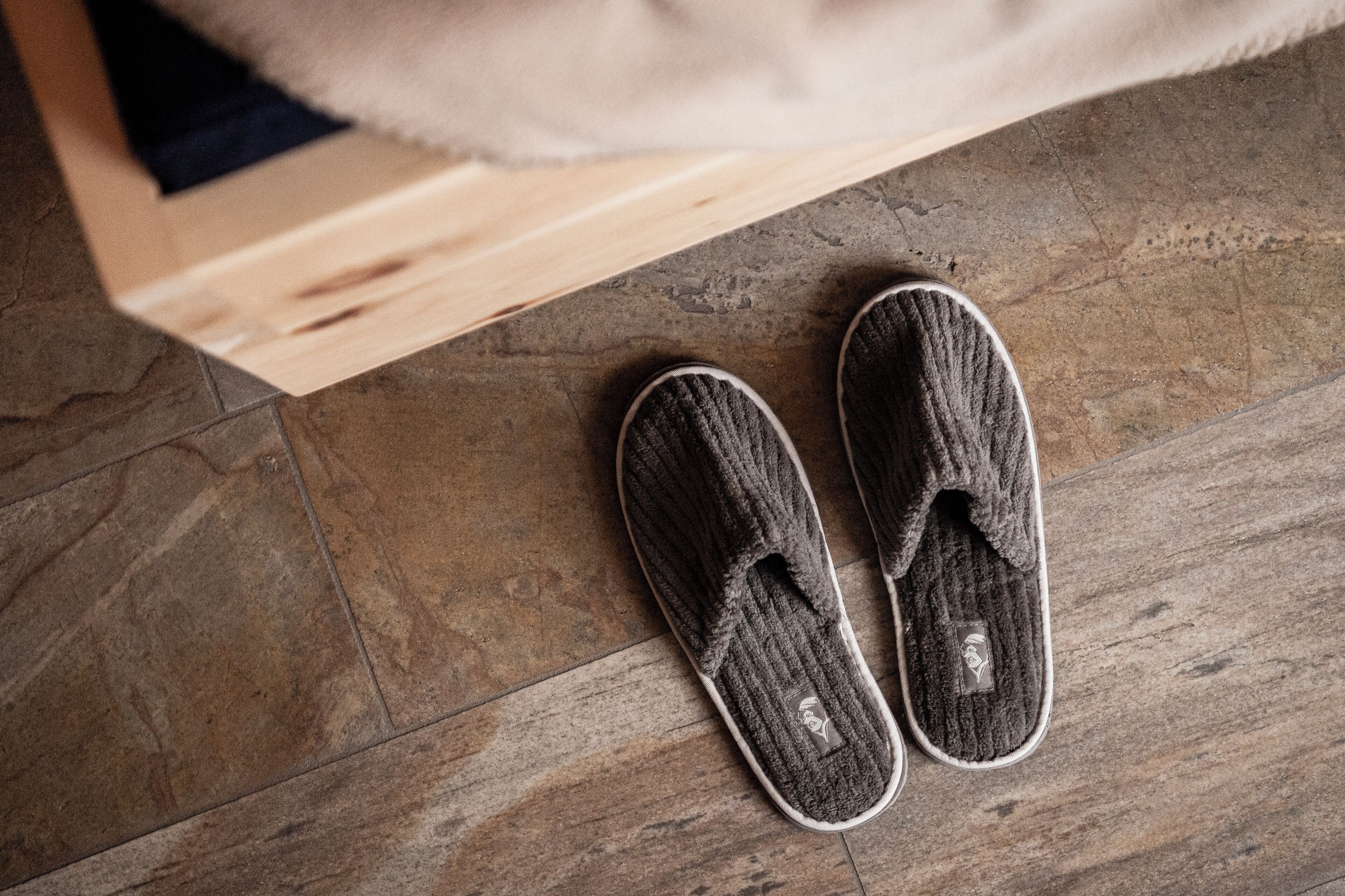 Un par de pantuflas sobre un piso de madera.