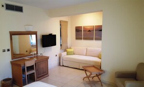 特色装修、办公桌、笔记本电脑工作区、隔音