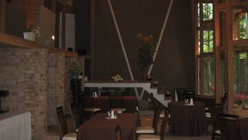 Serveert ontbijt en diner, Franse gerechten