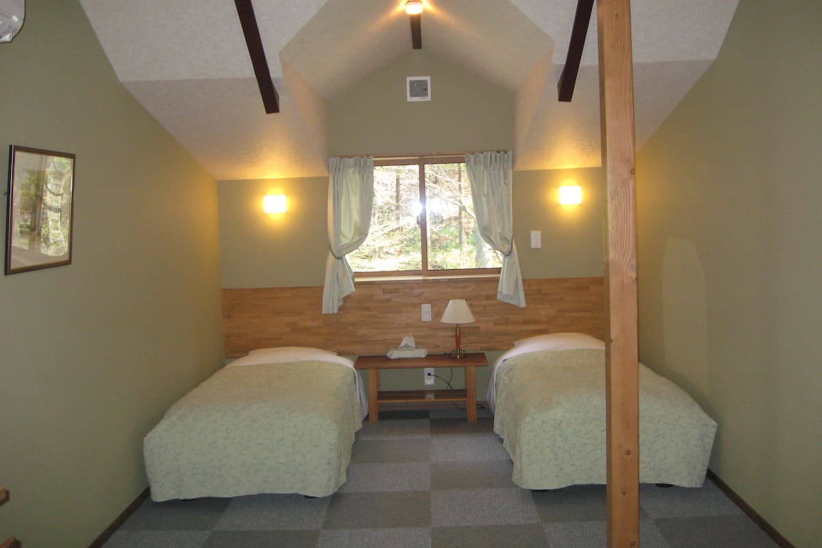Twin Room Annex | Desk