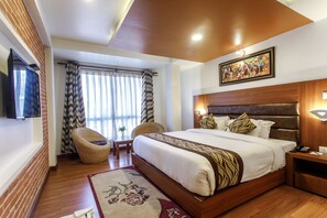 Quarto superluxo | Banheiro | Chuveiro, produtos de toalete grátis, secador de cabelo, chinelos