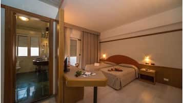 Standard Twin Room | Minibar, individually decorated, individually furnished, desk