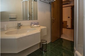 Kostenlose Toilettenartikel, Haartrockner, Handtücher