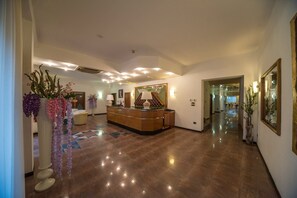 Quầy tiếp tân