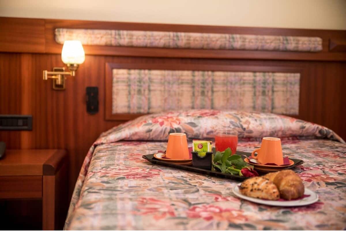 Een minibar, een bureau, een laptopwerkplek, verduisterende gordijnen
