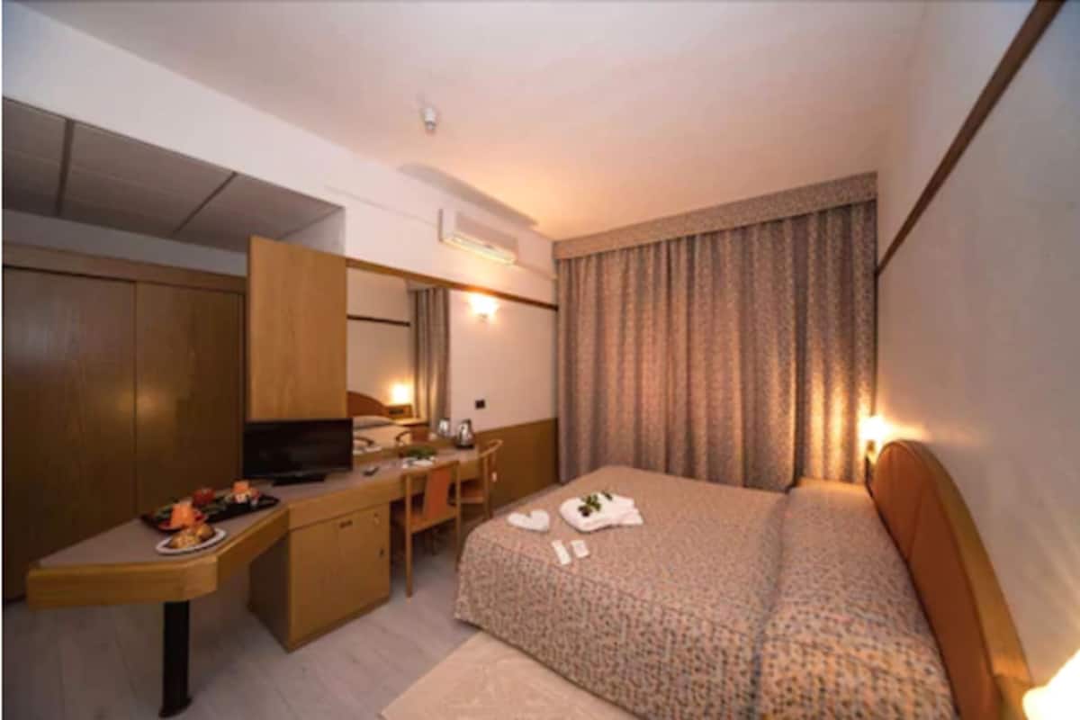 Phòng 2 giường đơn tiện nghi đơn giản | Minibar, trang trí khác biệt, trang bị nội thất với thiết kế riêng biệt