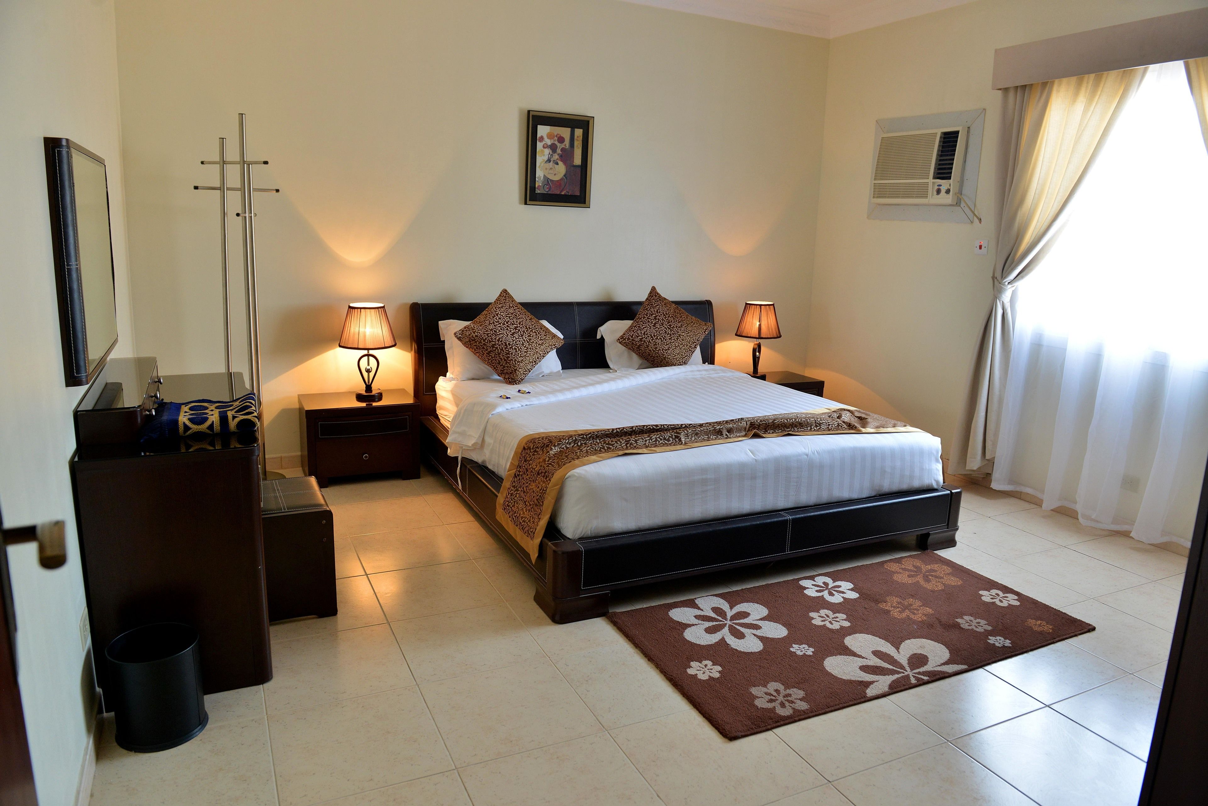 Een minibar, een strijkplank/strijkijzer, gratis wifi