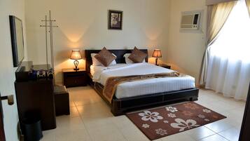 Een minibar, een strijkplank/strijkijzer, gratis wifi