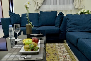 40-inch LCD TV with satellite channels, TV - Almawasim Alarbaa Establishment For Serviced Apartments (Al Jubail)