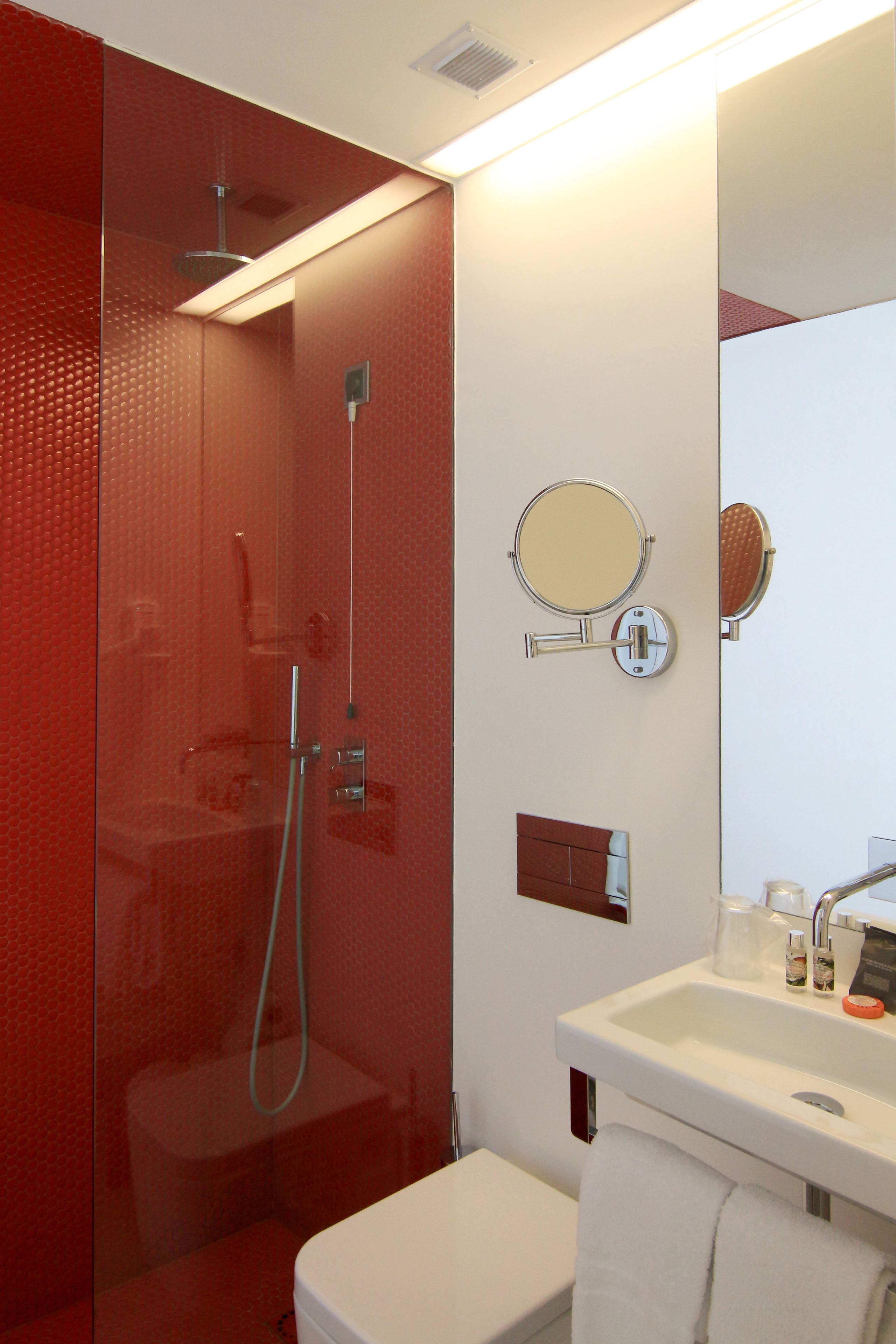 classic double room | bathroom | shower, free toiletries, hair dryer, towels
