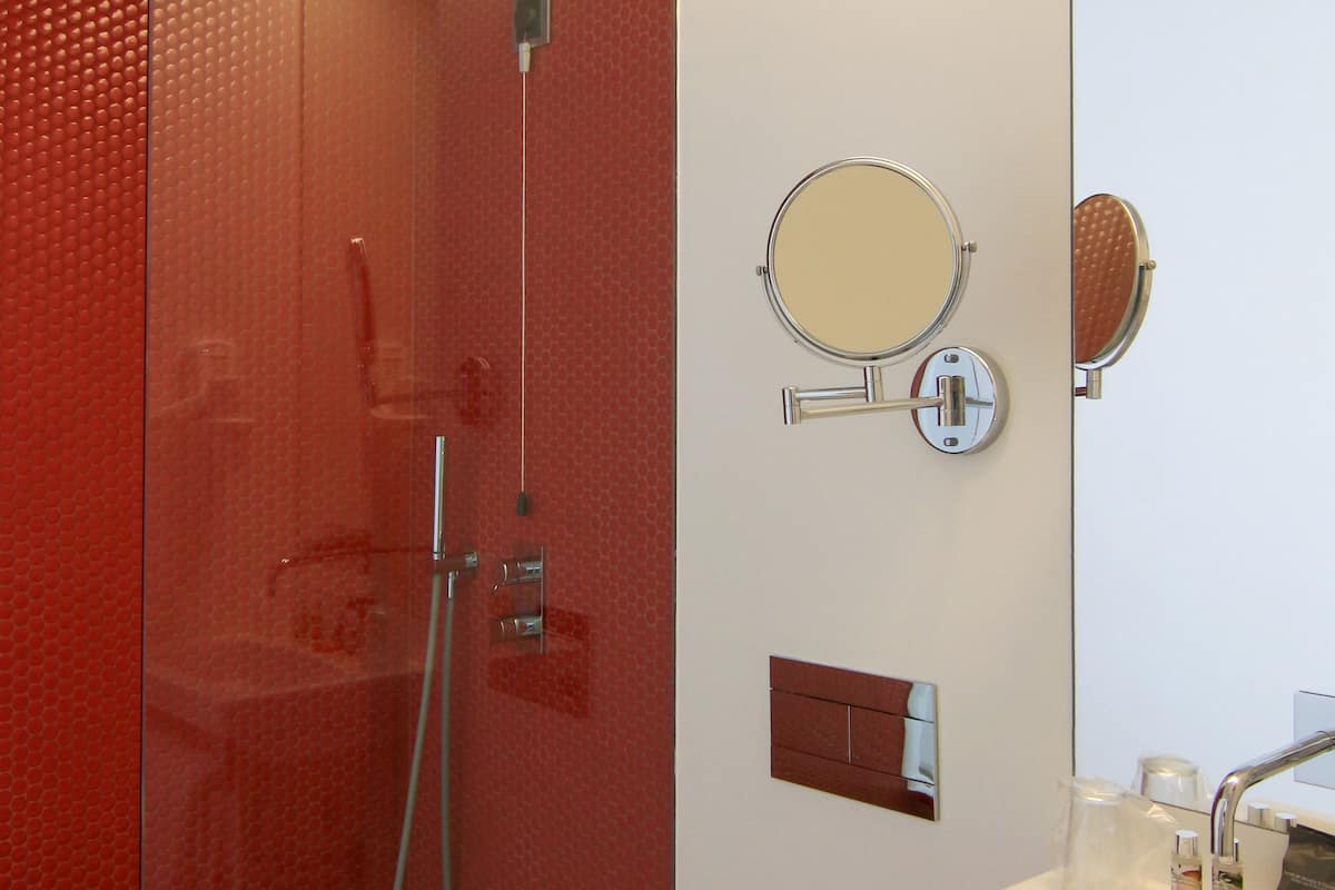 classic double room | bathroom | shower, free toiletries, hair dryer, towels