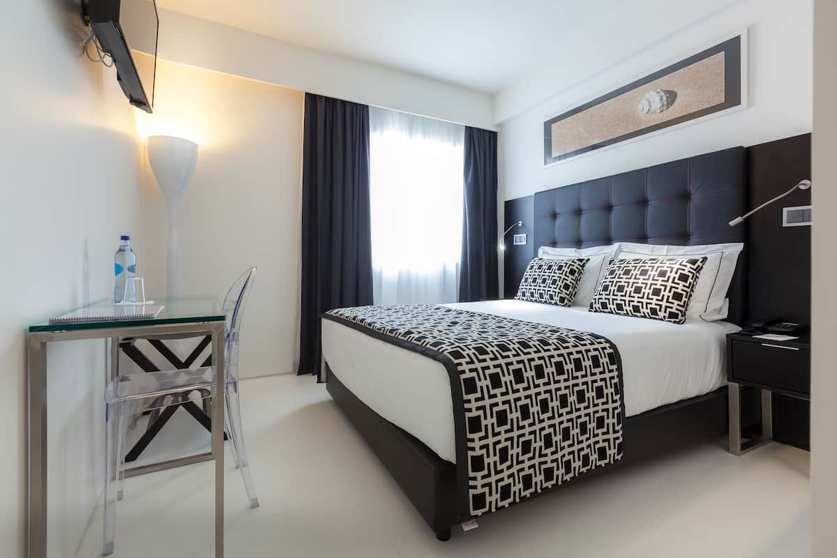 Classic Double Room Single Use | Minibar, in-room safe, blackout drapes, soundproofing