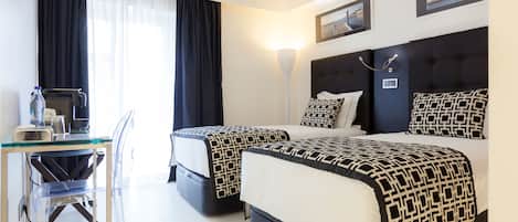 Una habitación de hotel con dos camas, un escritorio y una silla.