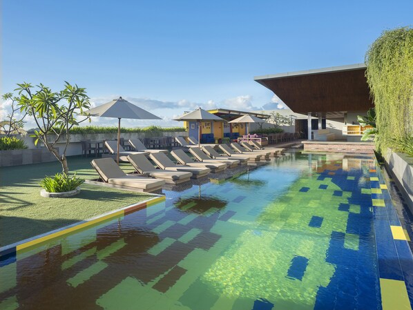 Kolam renang atas bumbung