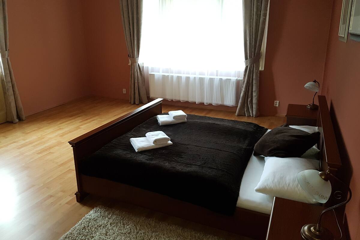 1 slaapkamer, een kluis op de kamer, een strijkplank/strijkijzer