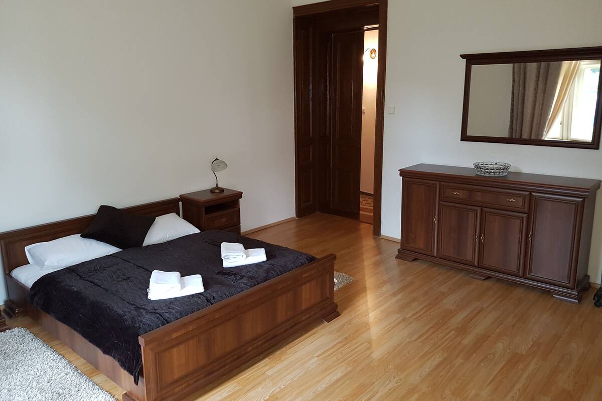 Standaard appartement (2+2) | 1 slaapkamer, een kluis op de kamer, een strijkplank/strijkijzer