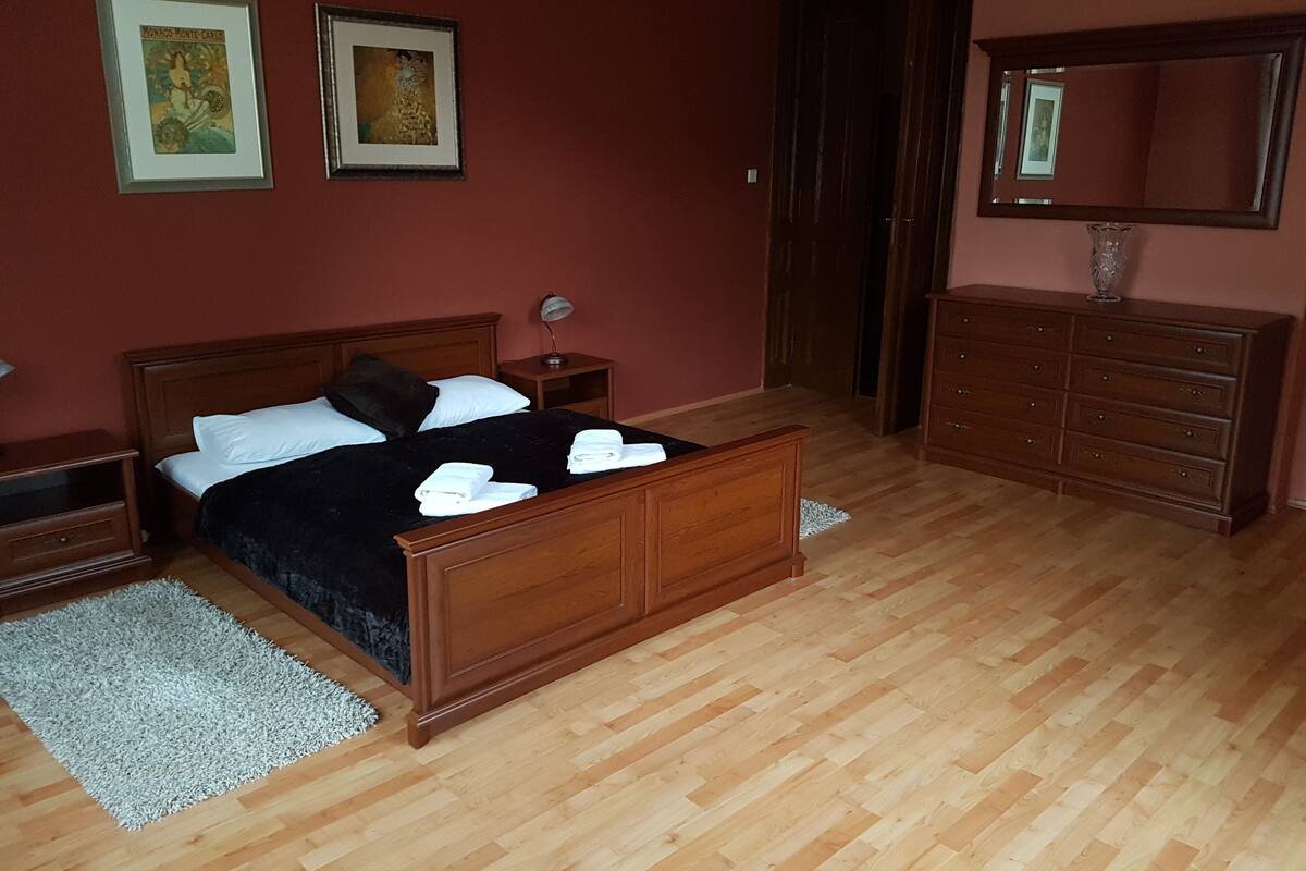 1 slaapkamer, een kluis op de kamer, een strijkplank/strijkijzer