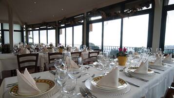 Makan malam dihidangkan, masakan tempatan