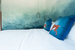 Escrivaninha, cortinas blackout, camas extras/dobráveis (sobretaxa)