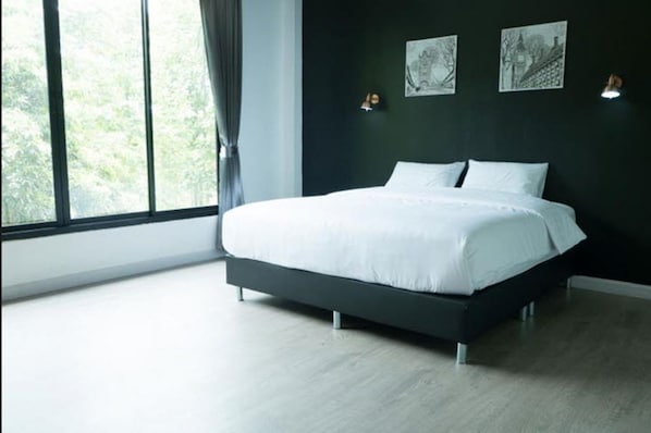 مكتب وستائر تعتيم وأسرّة قابلة للطي وواي فاي مجانًا