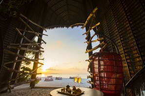 2 bars/lounges, poolside bar, beach bar -  Niva Dhigali Maldives - Premium All Inclusive (Dhigali)