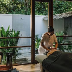 Couples treatment rooms, sauna, steam room, body treatments