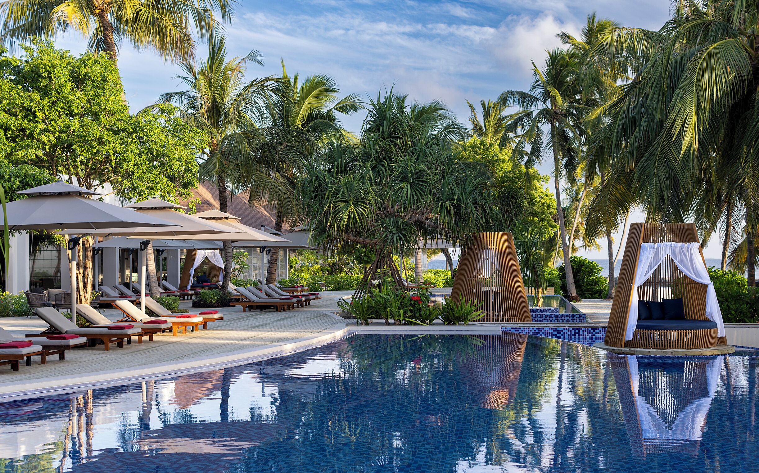 Utendørsbasseng og solsenger