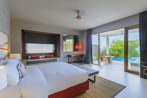 Flat-screen TV, fireplace, iPod dock