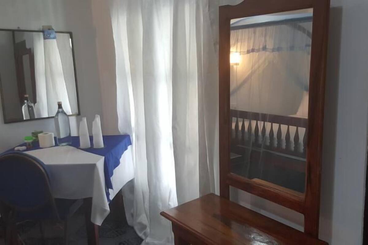 Deluxe-værelse | Premium-sengetøj, pengeskab på værelset, skrivebord, lydisolering