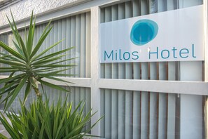 Property entrance - Milos Hotel (Milos)