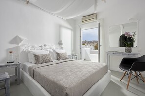 Soundproofing, iron/ironing board, free WiFi, bed sheets - Milos Hotel (Milos)