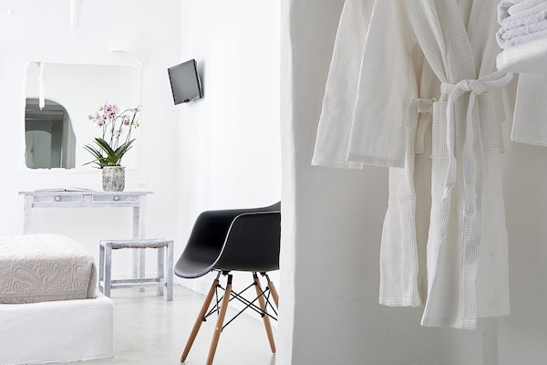 Superior Double Room | Soundproofing, iron/ironing board (on request), WiFi (free), bed sheets
