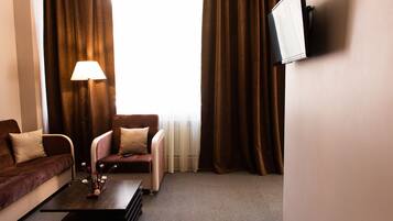 Studio | Tallelokero huoneessa, työpöytä, pimennysverhot, silitysrauta/-lauta