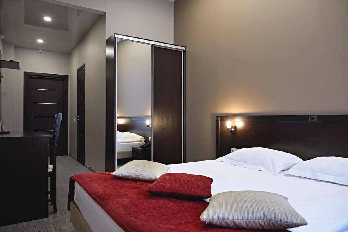 Standard-Doppelzimmer | Zimmersafe, Schreibtisch, Verdunkelungsvorhänge, Bügeleisen/Bügelbrett