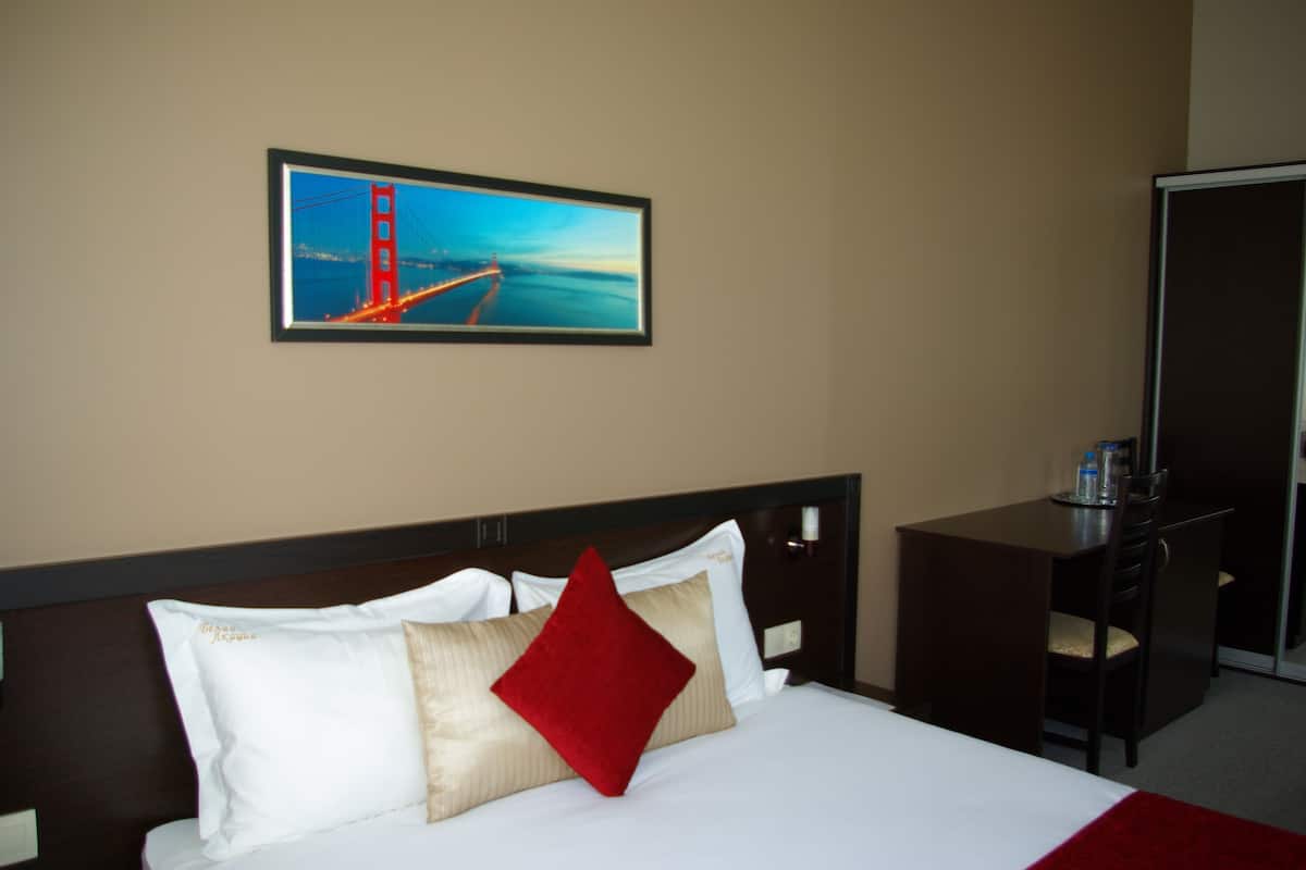 Studio | In-room safe, desk, blackout curtains, iron/ironing board