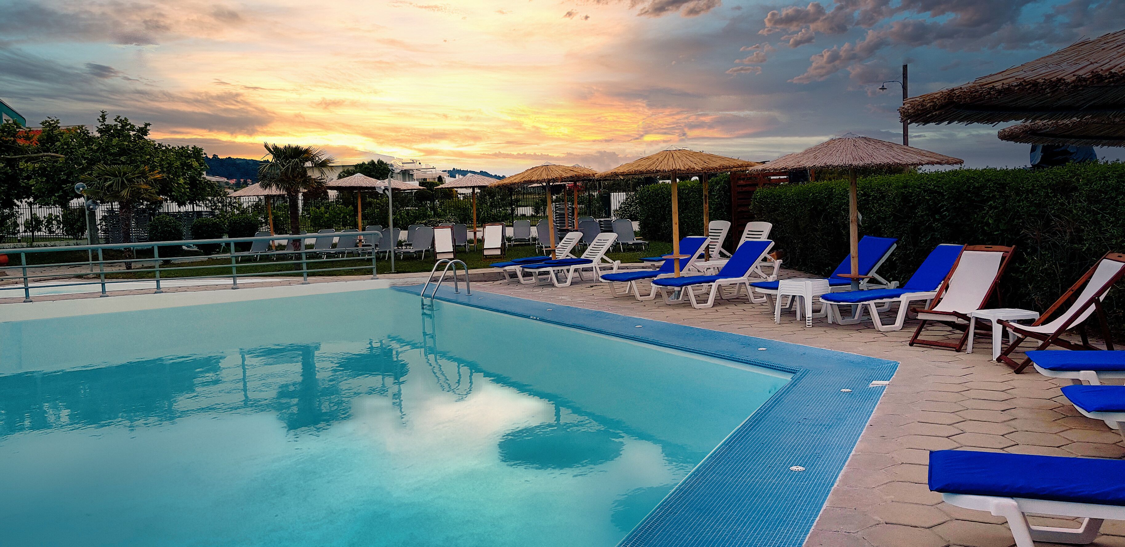 واجهة المنشأة - في المساء/الليل