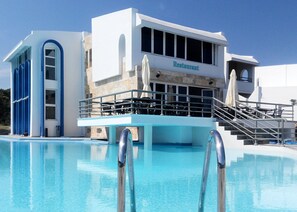 2 restaurants, breakfast served