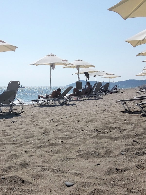 Sulla spiaggia, lettini da mare, ombrelloni, teli da spiaggia