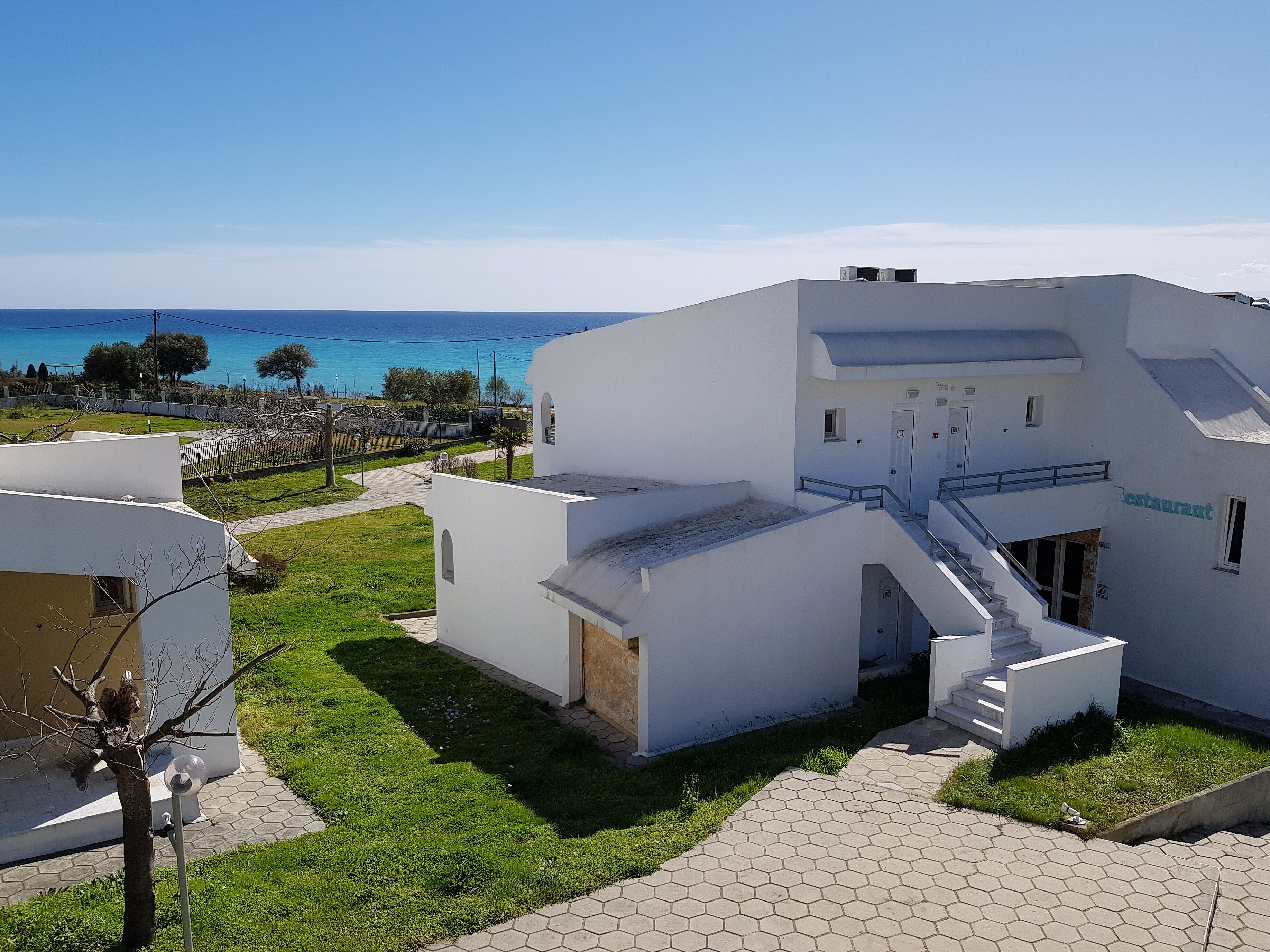 Minibar y sistema de insonorización 