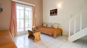 Habitación, vista a la alberca (Duplex) | Área de sala de estar | Televisión de plasma