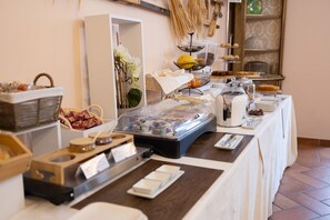 อาหารเช้าแบบบุฟเฟ่ต์ทุกวัน (EUR 8 ต่อคน)