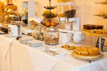 Desayuno buffet diario (EUR 8 por persona)