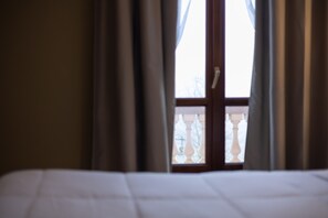 1 habitación, ropa de cama de alta calidad, cubrecamas y minibar 