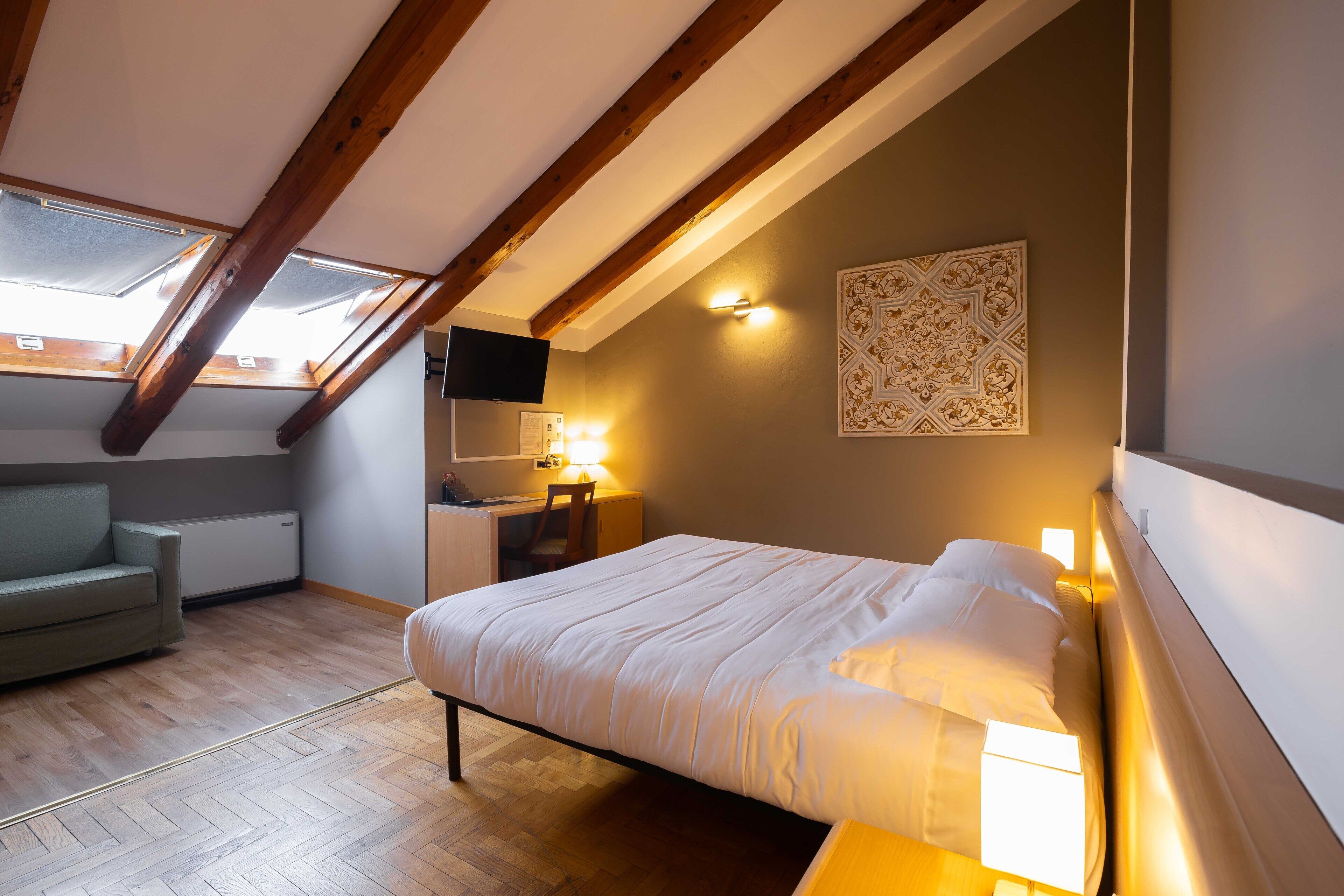 1 bedroom, premium bedding, down duvets, minibar